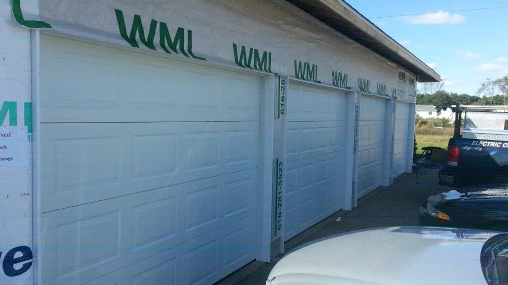 Wayne Dalton, model 8000, Raised Panel, 9' x 7'5", White