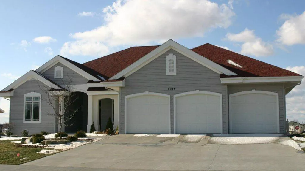 Wayne Dalton, model 9600, Raised Panel, 9' x 8', White